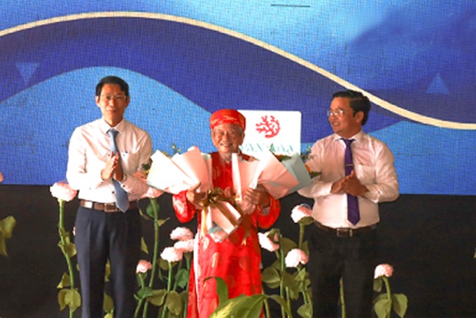 Dong-chi-Dinh-Van-Thieu-va-lanh-dao-TX- Ninh-Hoa-tang-hoa-tri-an-nha-nghien-cuu-Nguyen-Dinh-Tu
